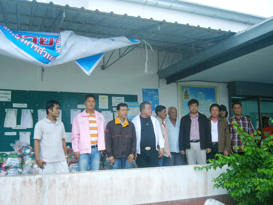 อบต.ท่าข้ามร่วมกับชมรมนายกช่วยภัยน้ำท่วมในจังหวัดชุมพร