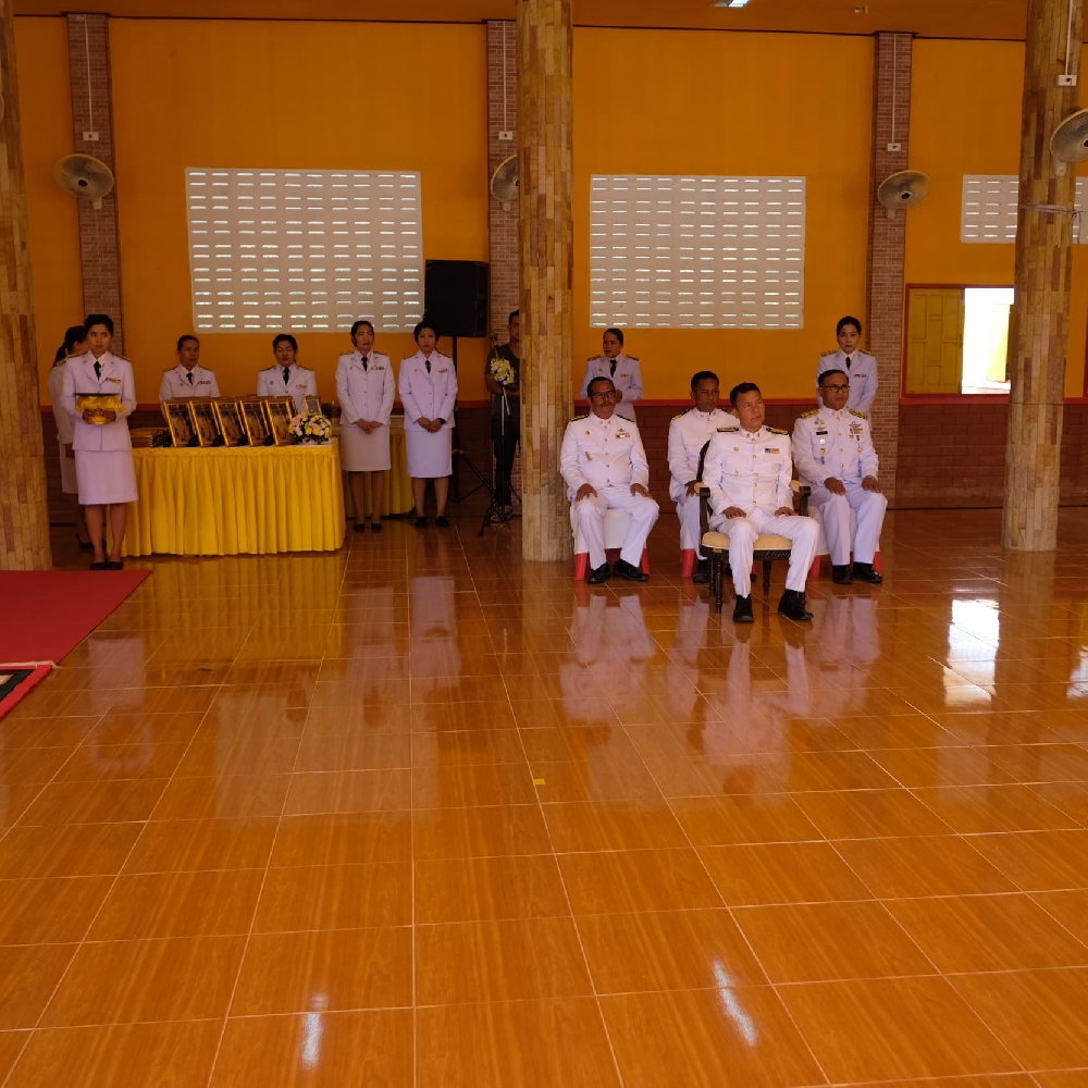 พิธีรับมอบพระราชทานพระบรมฉายาลักษณ์ พระบาทสมเด็จพระเจ้าอยู่หัว ร.10 และสมเด็จพระราชินีฯ (30 ภาพ)